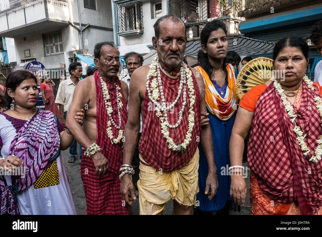 (170413) -- Kolkata (India), 13 aprile 2017 (Xinhua) -- indiano devoti indù eseguire un rituale durante la Shiva Gajan festival in Kolkata, capitale dell'est lo stato indiano del Bengala Occidentale, il 13 aprile 2017. Fedeli devoti indù offrono vari rituali e sacrificio simbolico sperando che il favore di Dio Shiva e contrassegnare l arrivo del nuovo anno nel calendario bengalese. (Xinhua/Tumpa Mondal) Foto Stock