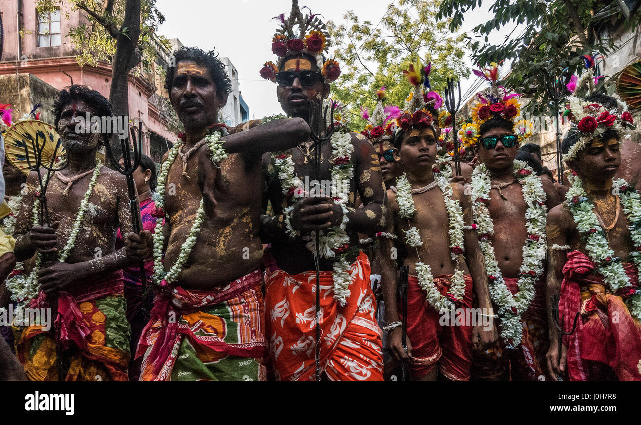 (170413) -- Kolkata (India), 13 aprile 2017 (Xinhua) -- indiano devoti indù eseguire un rituale durante la Shiva Gajan festival in Kolkata, capitale dell'est lo stato indiano del Bengala Occidentale, il 13 aprile 2017. Fedeli devoti indù offrono vari rituali e sacrificio simbolico sperando che il favore di Dio Shiva e contrassegnare l arrivo del nuovo anno nel calendario bengalese. (Xinhua/Tumpa Mondal) Foto Stock