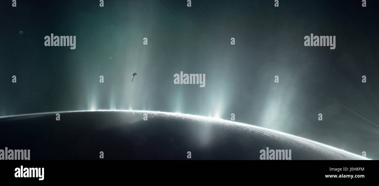 Il Centro Spaziale Kennedy, Stati Uniti d'America. Xiv Apr, 2017. Una illustrazione che mostra la Cassini sonda spaziale immersioni subacquee attraverso la luna di Saturno Enceladus acqua pennacchi di vapore nel 2015. Gli scienziati della NASA ha annunciato il 14 aprile 2017 che la sonda Cassini ha rilevato le molecole di idrogeno nella geyser riprese al largo Enceladus, indicando che la luna ha quasi tutti gli ingredienti che si avrebbe bisogno di sostegno della vita come la conosciamo noi sulla terra. Credito: Planetpix/Alamy Live News Foto Stock