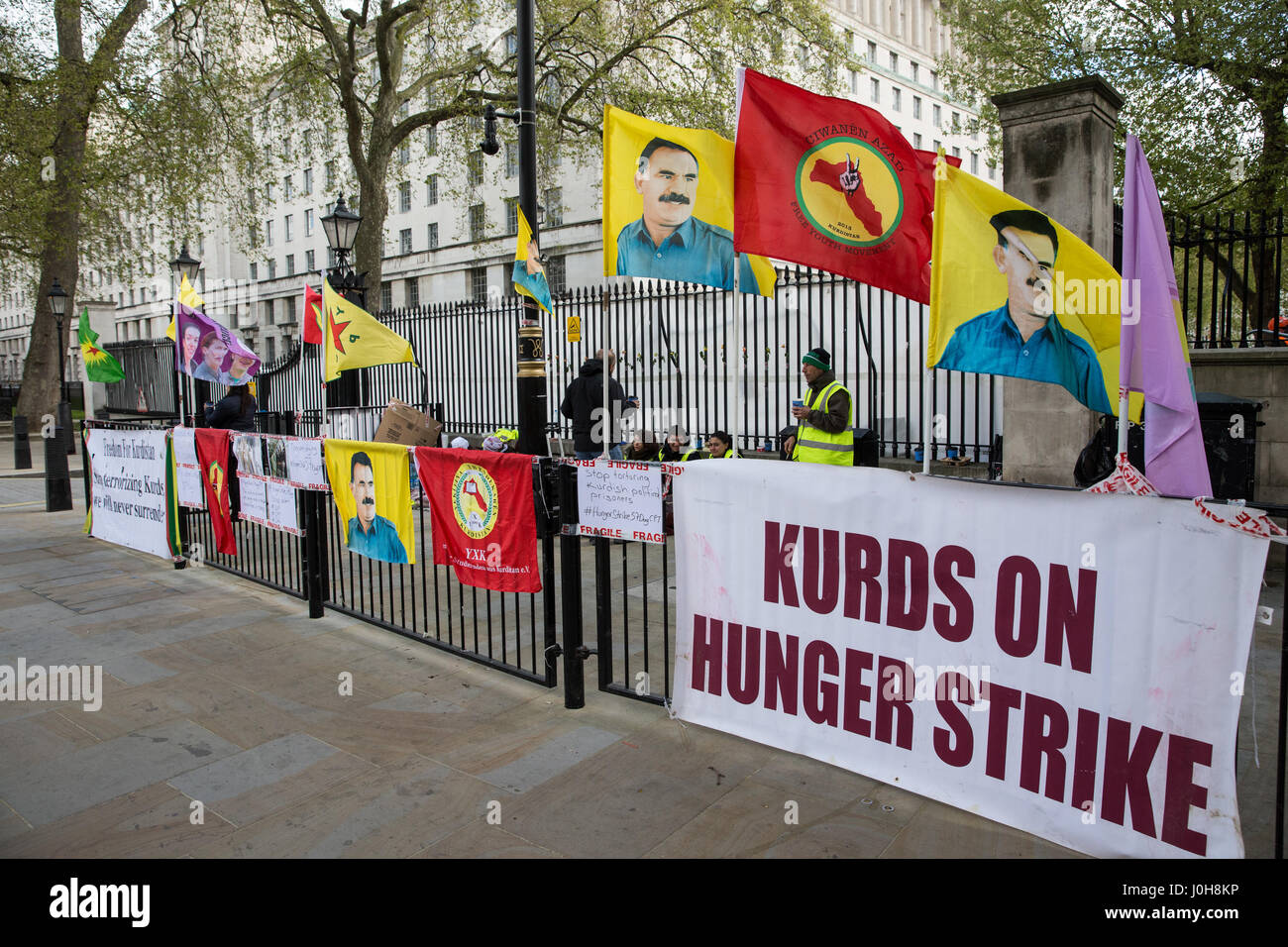 Londra, Regno Unito. Il 13 aprile 2017. I rappresentanti della comunità curda organizzazioni nel Regno Unito sono stati in sciopero della fame di fronte a Downing Street dopo le 12.00 il 11 aprile a evidenziare la fase critica di uno sciopero della fame da oltre un centinaio di prigionieri curdi in nove carceri acrpss Turchia, con alcuni detenuti che entrano nel loro 57th giorno di sciopero della fame di oggi. Sciopero della fame sono esigenti miglioramenti nelle condizioni di detenzione dei prigionieri politici e la fine della detenzione del leader del PKK Abdullah Ocalan e repressione nei confronti dei curdi. Foto Stock