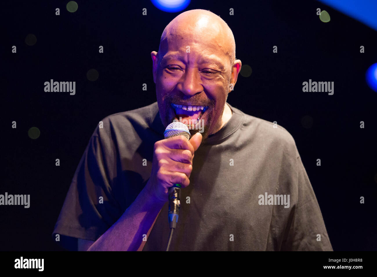 Nantwich, Cheshire, Regno Unito. Il 13 aprile 2017. Geno Washington e la Ram Jam band suonare dal vivo presso il Nantwich Sala Civica sull'apertura notturna del Nantwich Jazz, Blues e Music Festival 2017. Credito: Simon Newbury/Alamy Live News Foto Stock