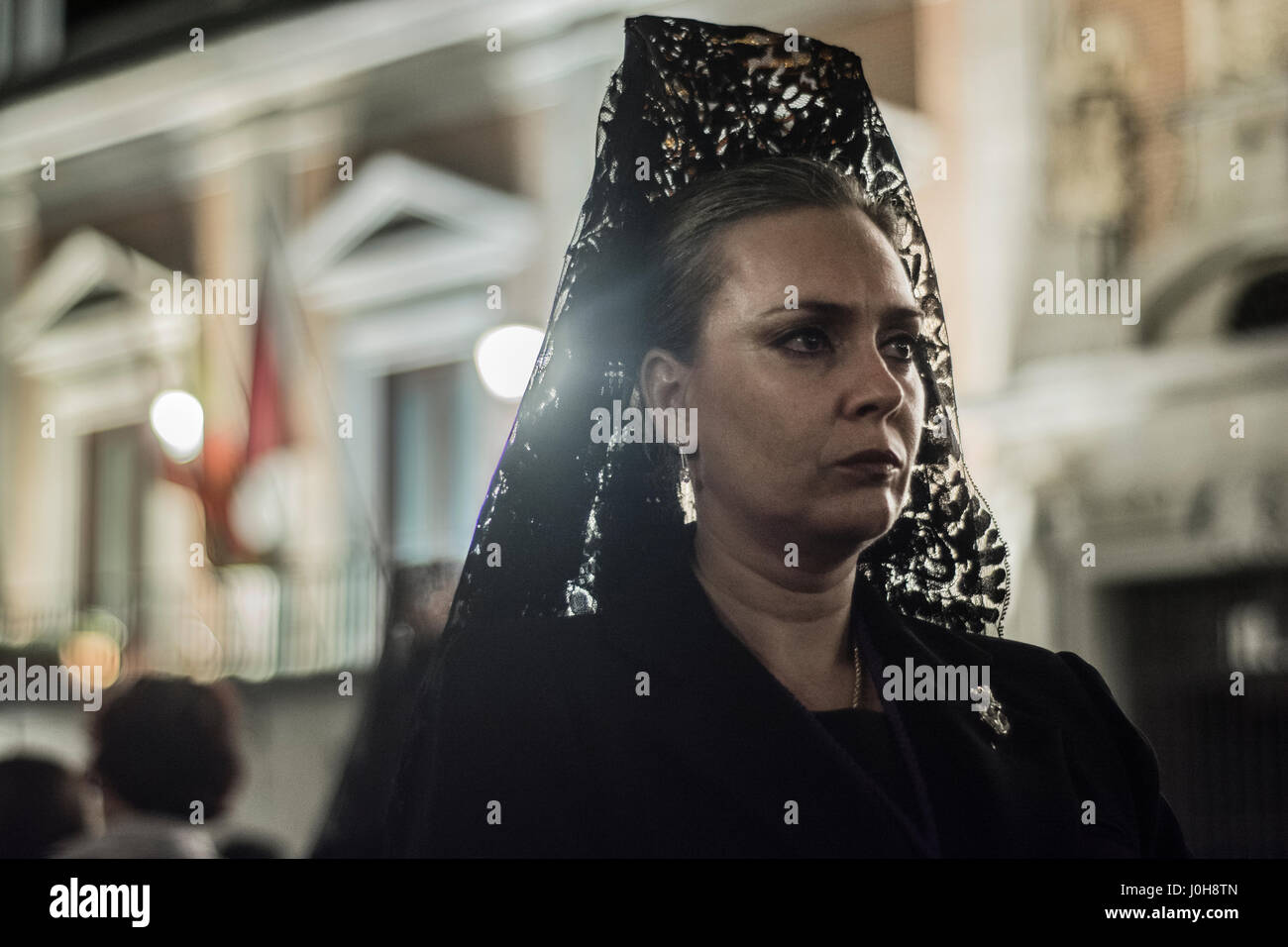 Madrid, Spagna. Il 13 aprile 2017. Nella Settimana santa, la Processione de la Macarena sulle strade Credito: Alberto Ramírez Sibaja/Alamy Live News Foto Stock