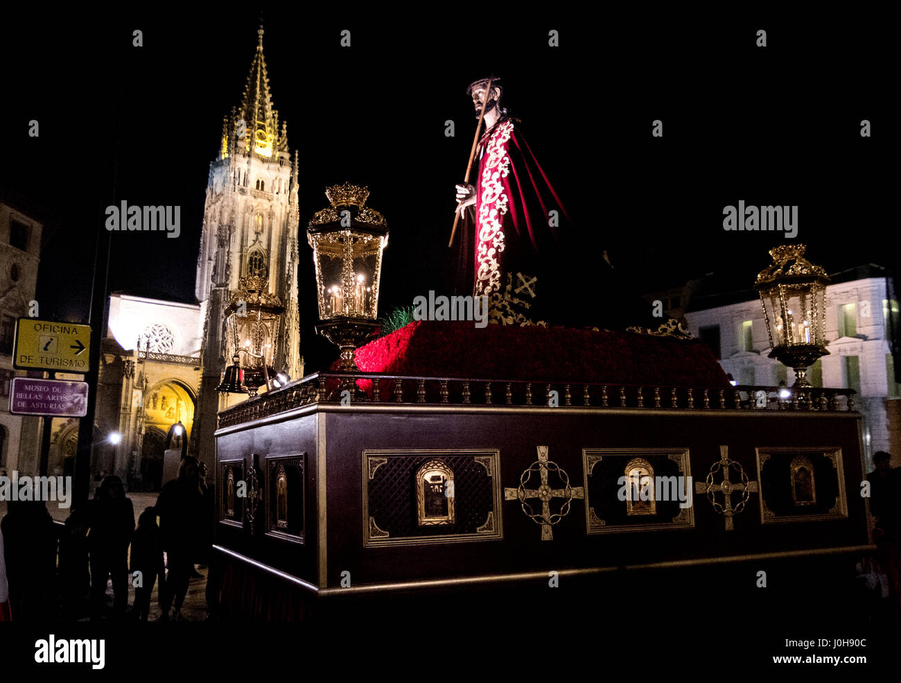 Ovied, Spagna. Il 13 aprile 2017. Il galleggiante di Gesù con una Cattedrale di Oviedo nella parte inferiore in corrispondenza di sentenza processione durante il Giovedì santo della Settimana Santa il 13 aprile 2017 a Oviedo, Spagna. ©David Gato/Alamy Live News Foto Stock