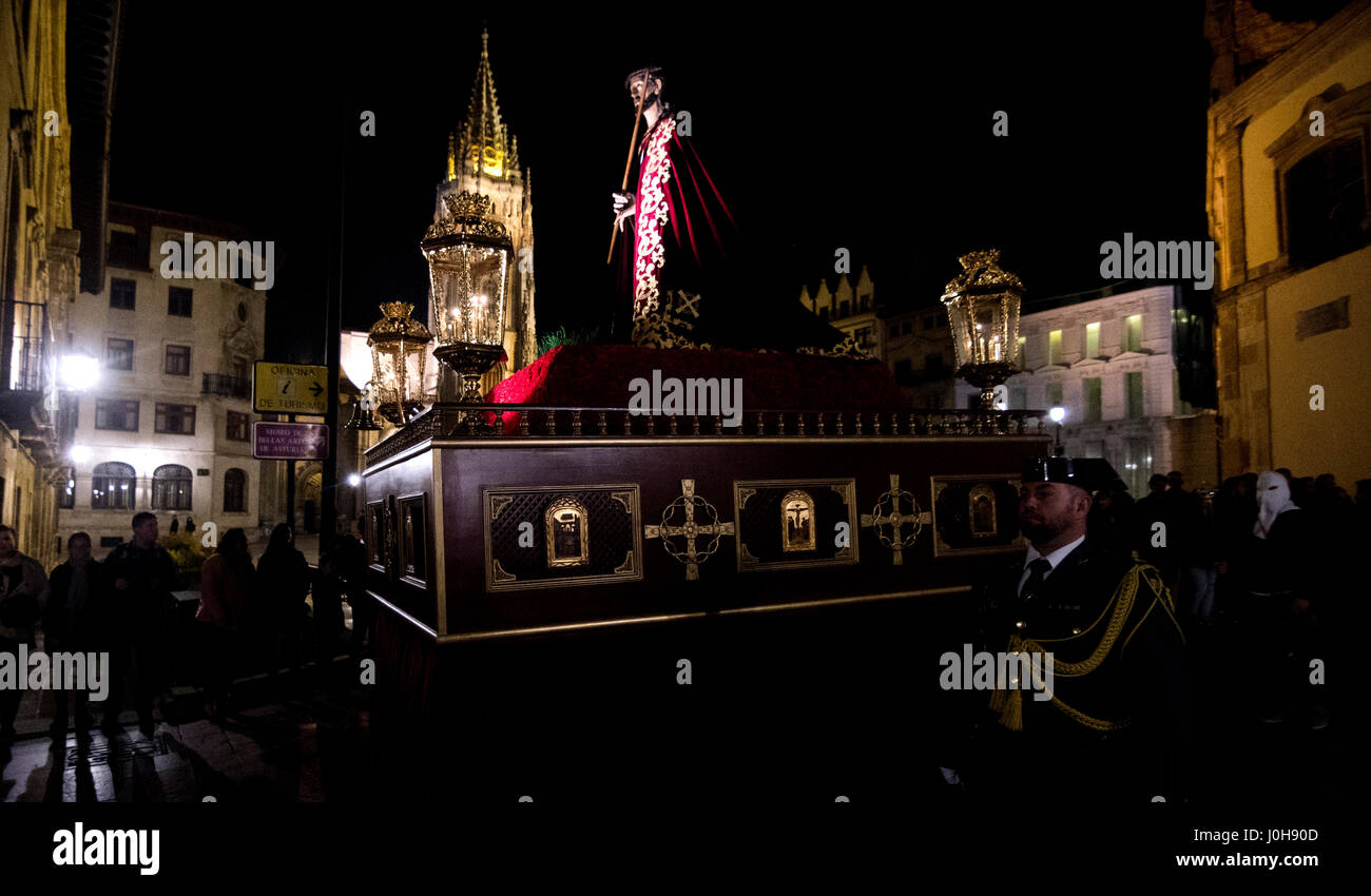 Ovied, Spagna. Il 13 aprile 2017. Il galleggiante di Gesù con una Cattedrale di Oviedo nella parte inferiore in corrispondenza di sentenza processione durante il Giovedì santo della Settimana Santa il 13 aprile 2017 a Oviedo, Spagna. ©David Gato/Alamy Live News Foto Stock