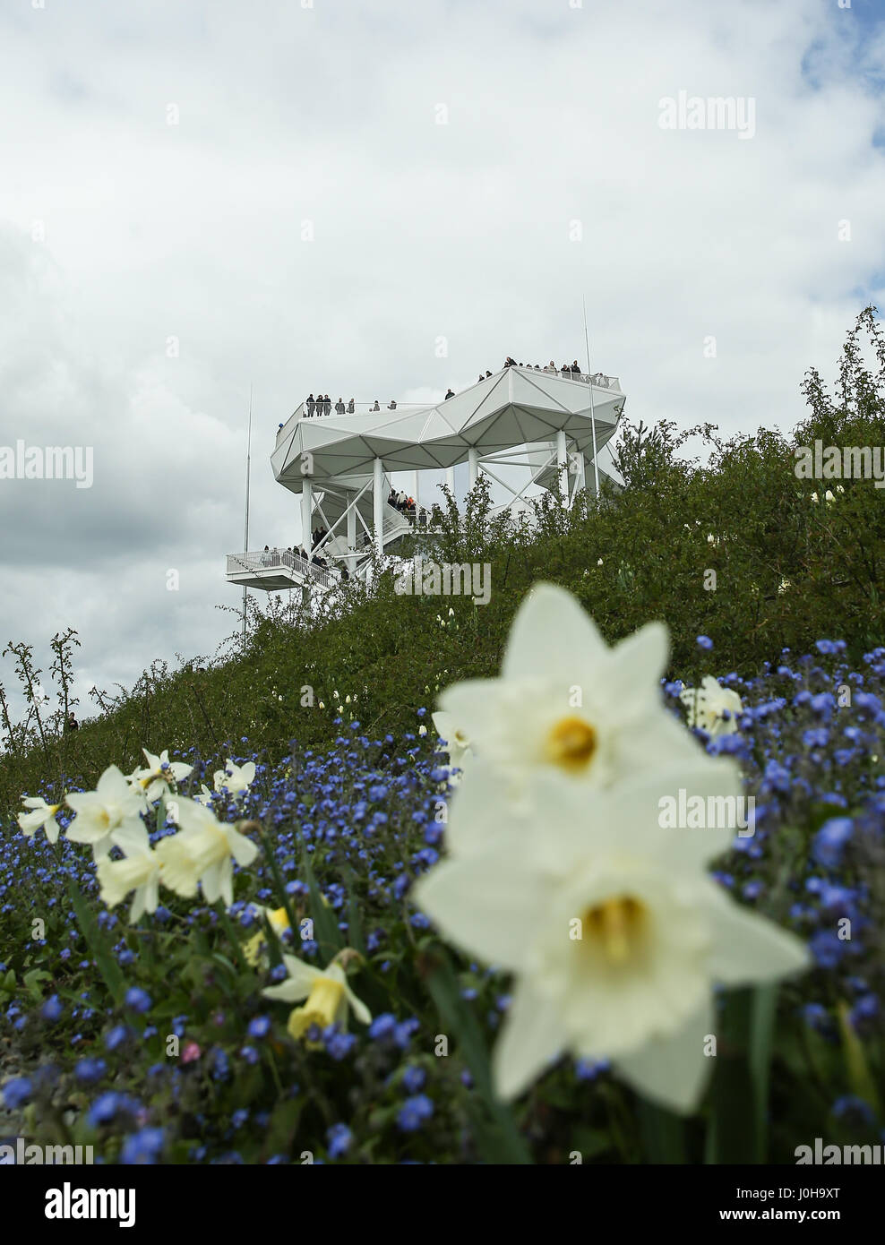 Berlino, Germania. Xiii Apr, 2017. Una torre di avvistamento si è visto all'2017 Berlin International Garden Exhibition (IGA) nei giardini del mondo a Berlino est, capitale della Germania, il 13 aprile 2017. La tre giorni di IGA Berlin 2017 è stato aperto il giovedì. Credito: Shan Yuqi/Xinhua/Alamy Live News Foto Stock