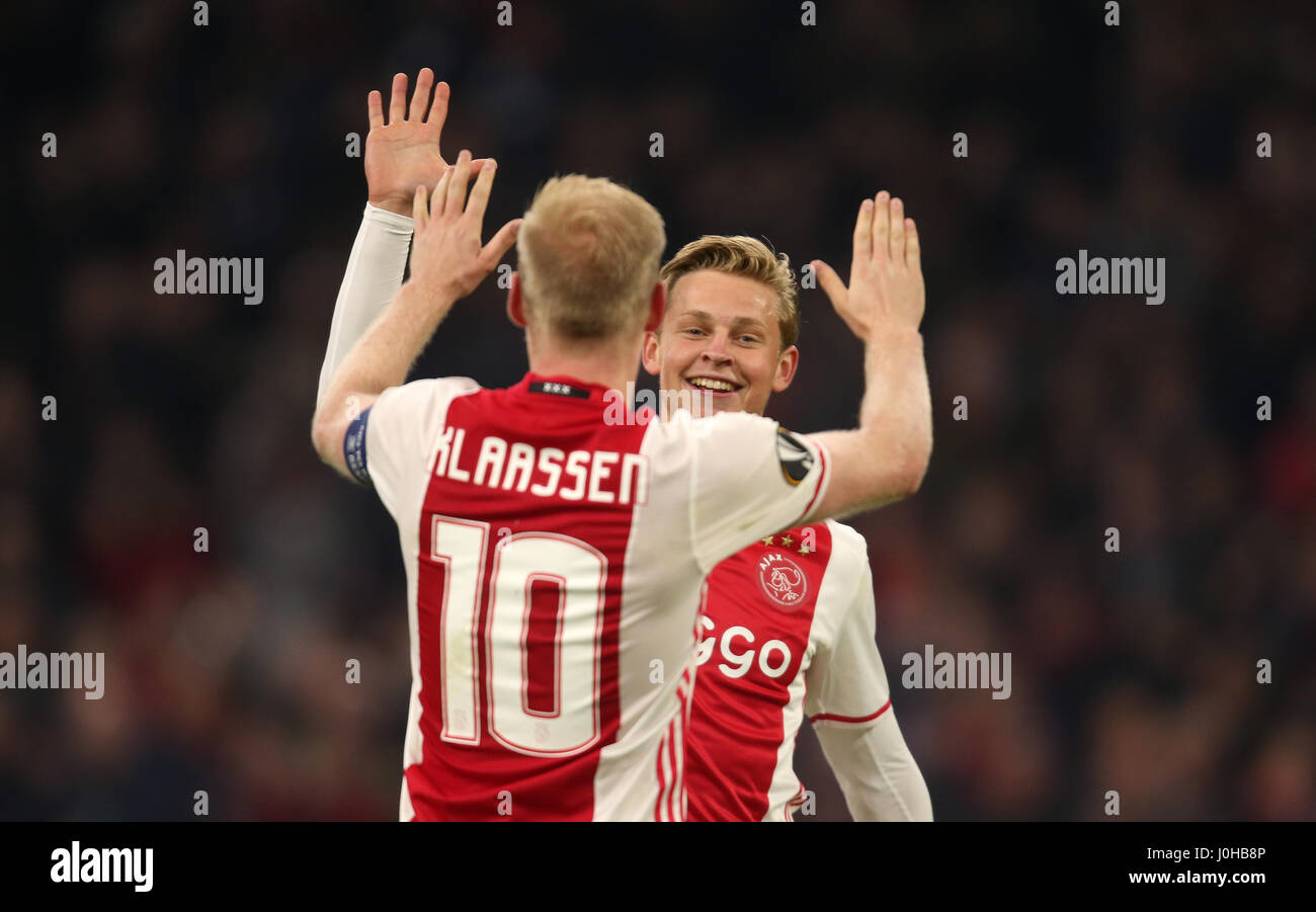 Amsterdam, Paesi Bassi. Xiii Apr, 2017. Ajax's Davy Klaassen e Frenkie de Jong (R) celebrare dopo la UEFA Europa League prima-leg quarterfinal partita di calcio tra AFC Ajax e FC Schalke 04 in Amsterdam-Arena ad Amsterdam in Olanda, 13 aprile 2017. Foto: Ina Fassbender/dpa Credito: dpa picture alliance/Alamy Live News Foto Stock