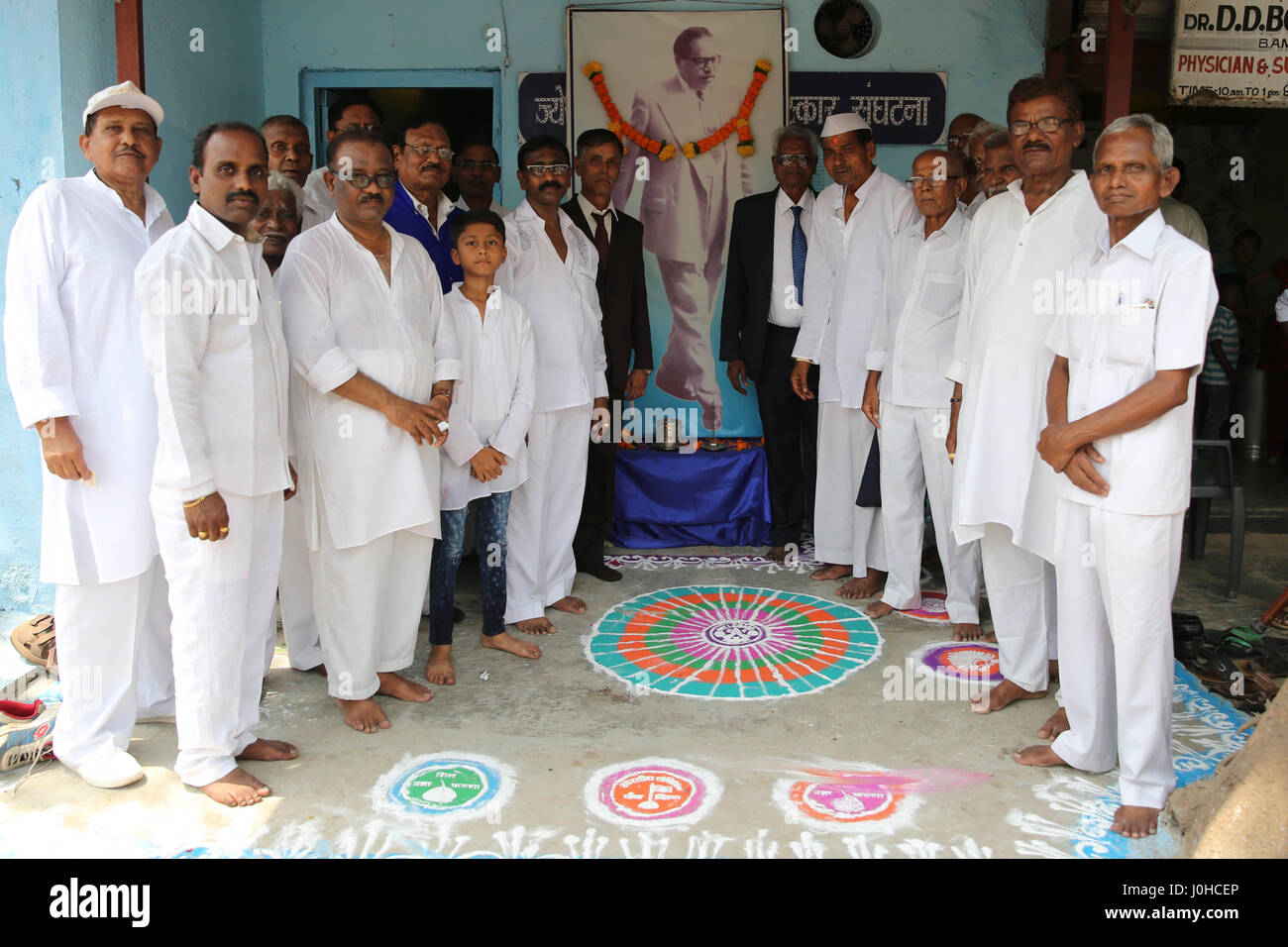 Mumbai, India. Xiv Apr, 2017. Una famiglia in posa per una foto con una foto del Dr BR Ambedkar sulla sua nascita 126anniversario celebrato oggi il 14 aprile 2017 in Mumbai, India. Credito: Chirag Wakaskar/Alamy Live News Foto Stock