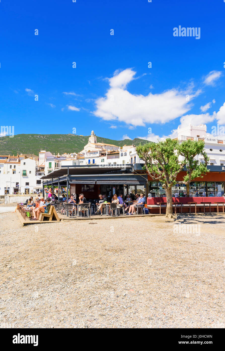 Occupato beach bar sulla città di Cadaques spiaggia principale, Cadaques, Catalogna, Spagna Foto Stock