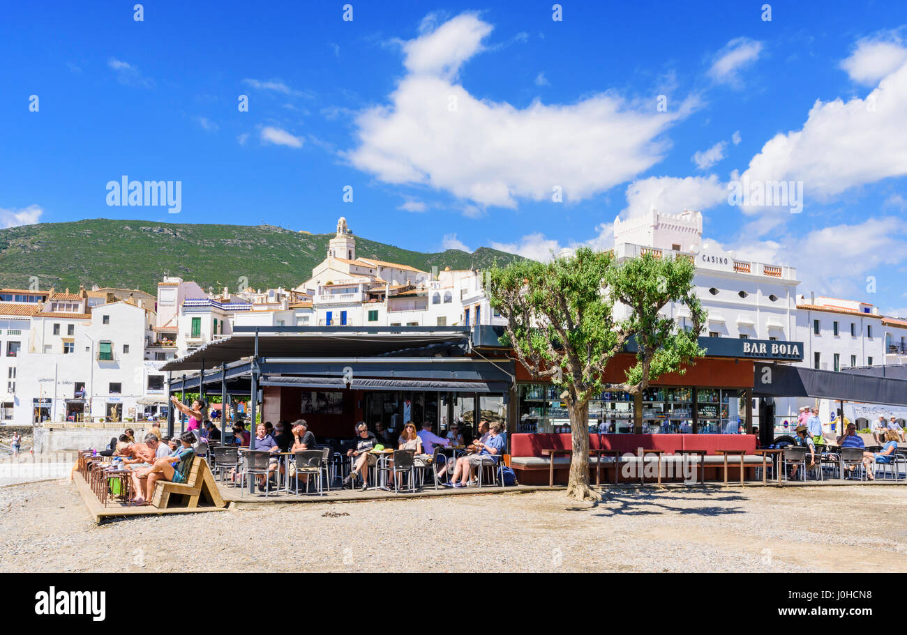 Occupato beach bar sulla città di Cadaques spiaggia principale, Cadaques, Catalogna, Spagna Foto Stock