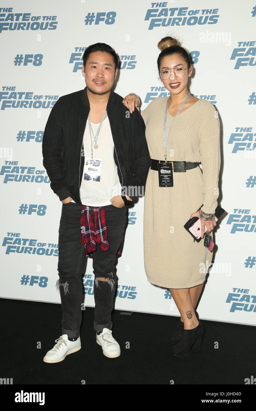 David & Betty (la mia cucina regole), David Vu, Betty banche arrivano sul tappeto rosso per la Sydney Premiere del destino del Furioso a Hoyts, dell'Ente Foto Stock