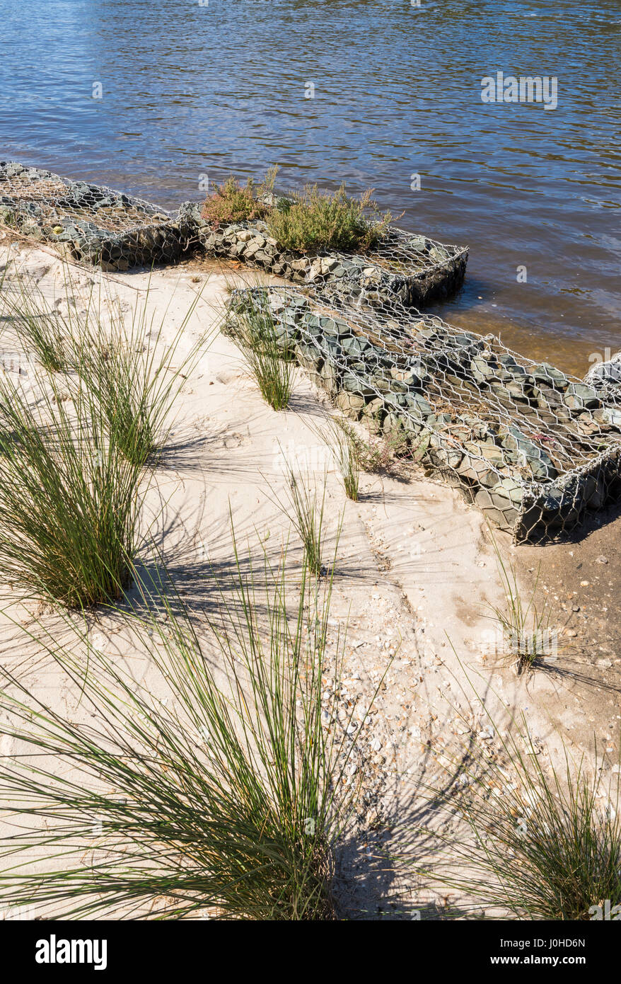 Pietra di riprap riempito gabbione gabbie per banca del fiume stabalisation ambientale lungo la foreshore Perth, Western Australia Foto Stock