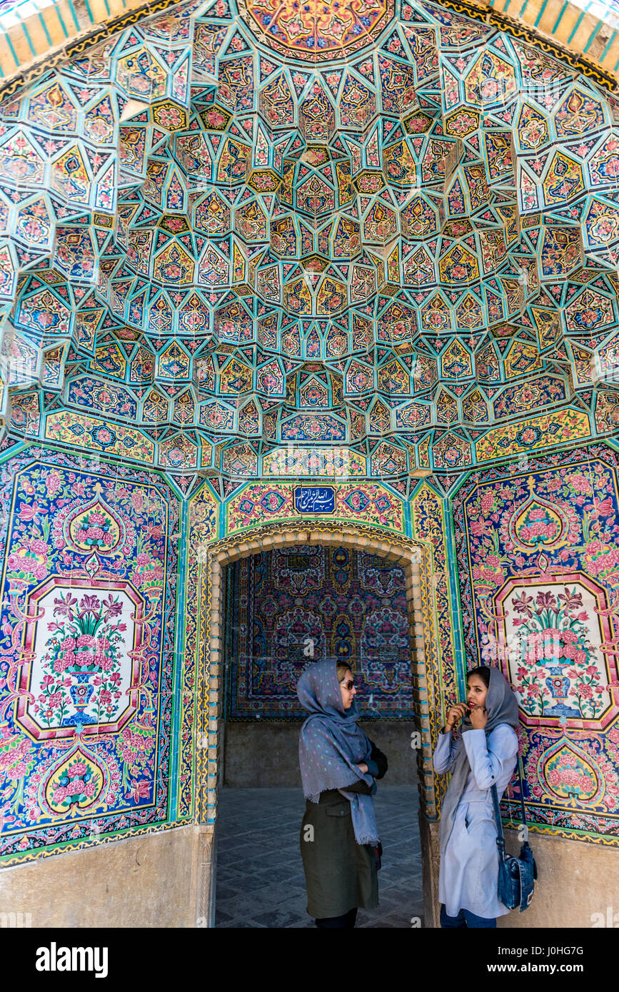 I turisti in rosa (la Moschea di Nasir ol Molk Moschea) in Gowad-e-Araban distretto di Shiraz, la capitale della provincia di far in Iran Foto Stock