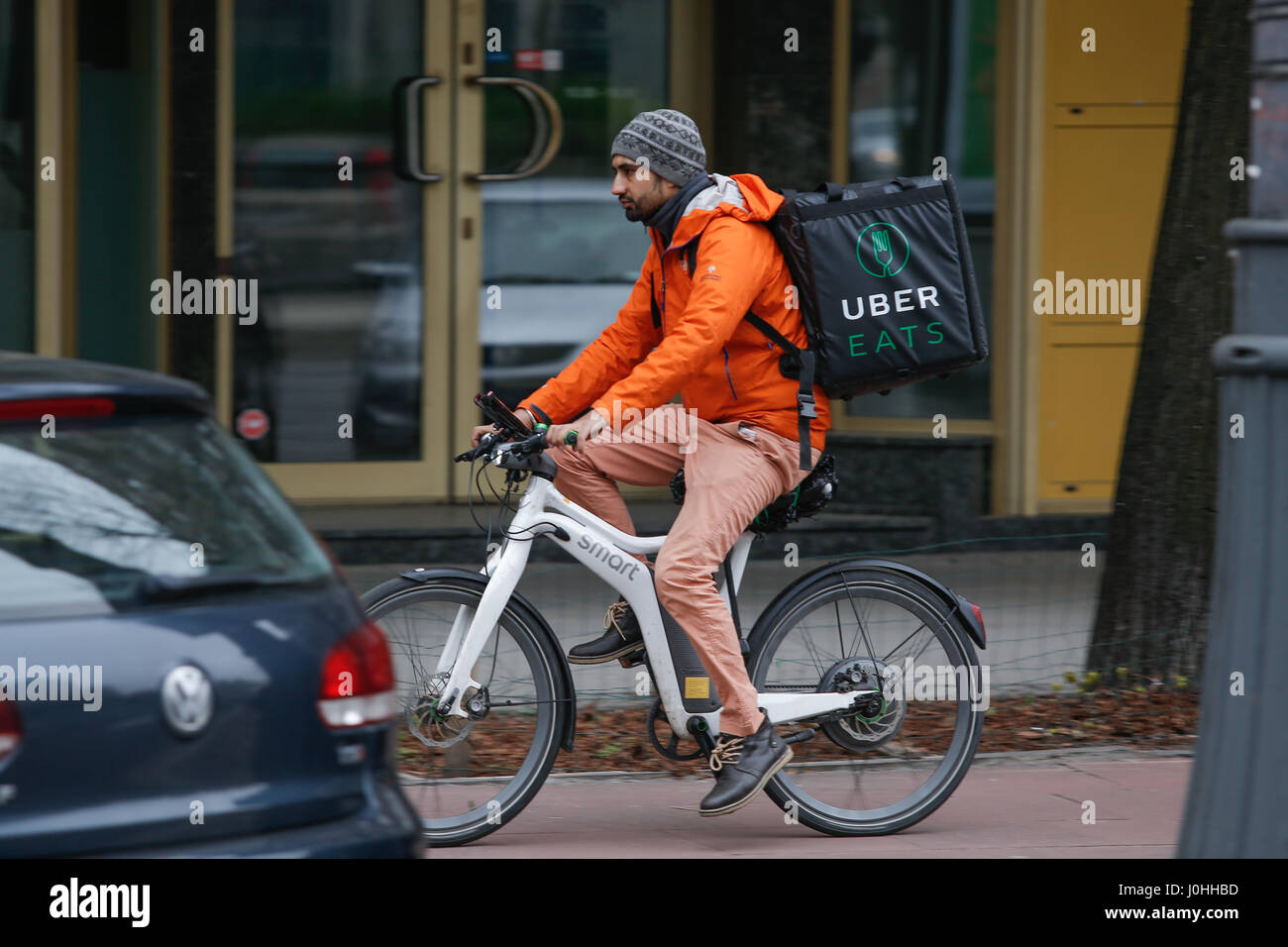 Un Uber mangia il ciclista è visibile al centro di Varsavia il 9 Aprl, 2017. Foto Stock