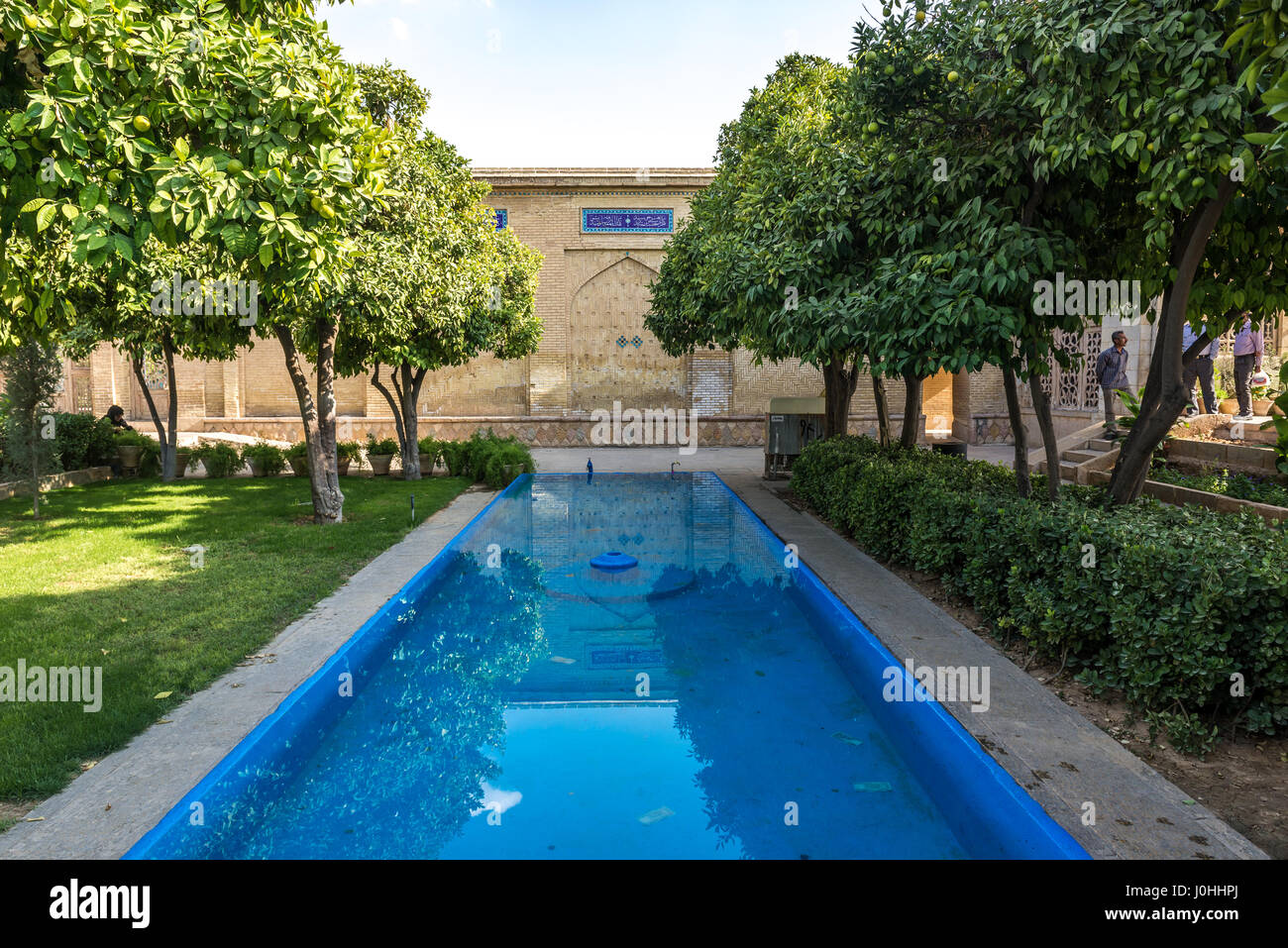 Piccola piscina nella tomba di Hafez memorial hall chiamato Hafezieh di Shiraz, la capitale della provincia di far in Iran Foto Stock