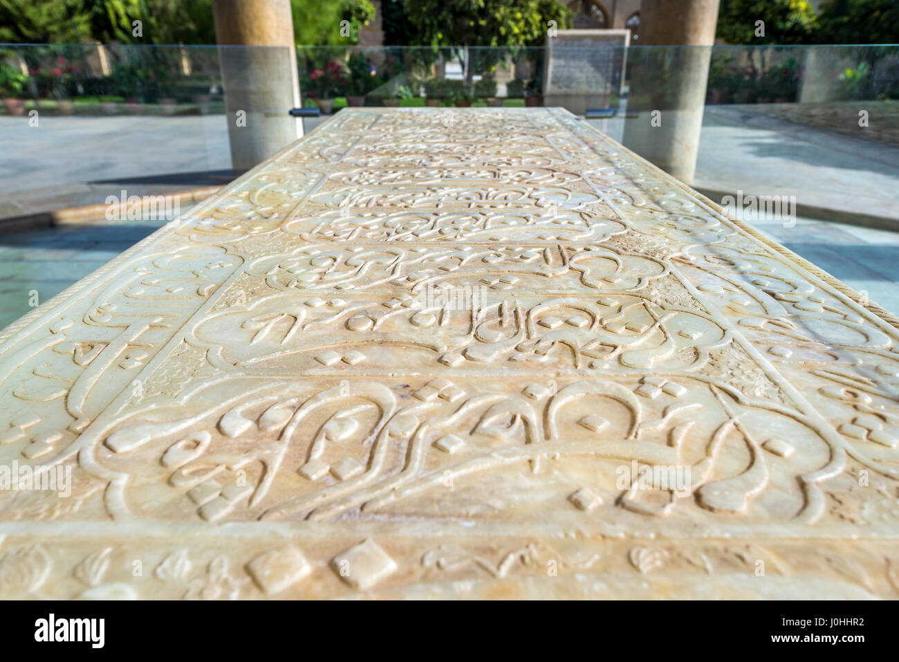 Chiudere fino sulla tomba di Hafez nel suo memorial hall chiamato Hafezieh di Shiraz, la capitale della provincia di far in Iran Foto Stock