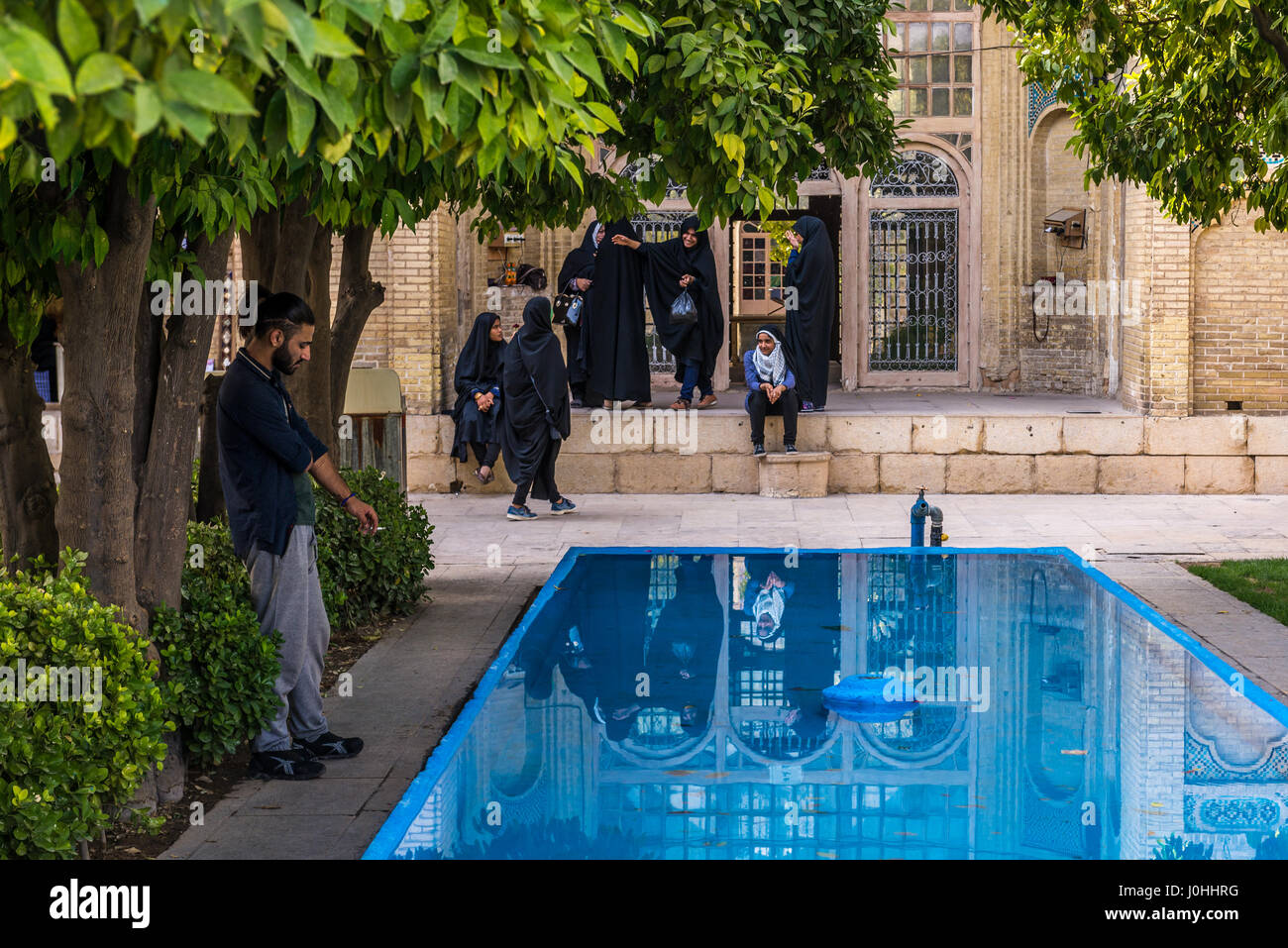 Piccola piscina nella tomba di Hafez memorial hall chiamato Hafezieh di Shiraz, la capitale della provincia di far in Iran Foto Stock