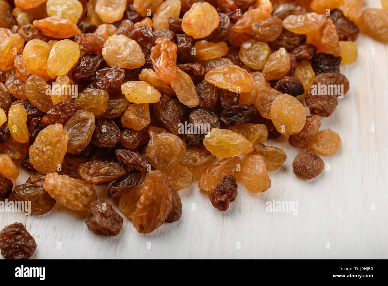 Close up di uvetta mucchio sulla superficie di legno Foto Stock
