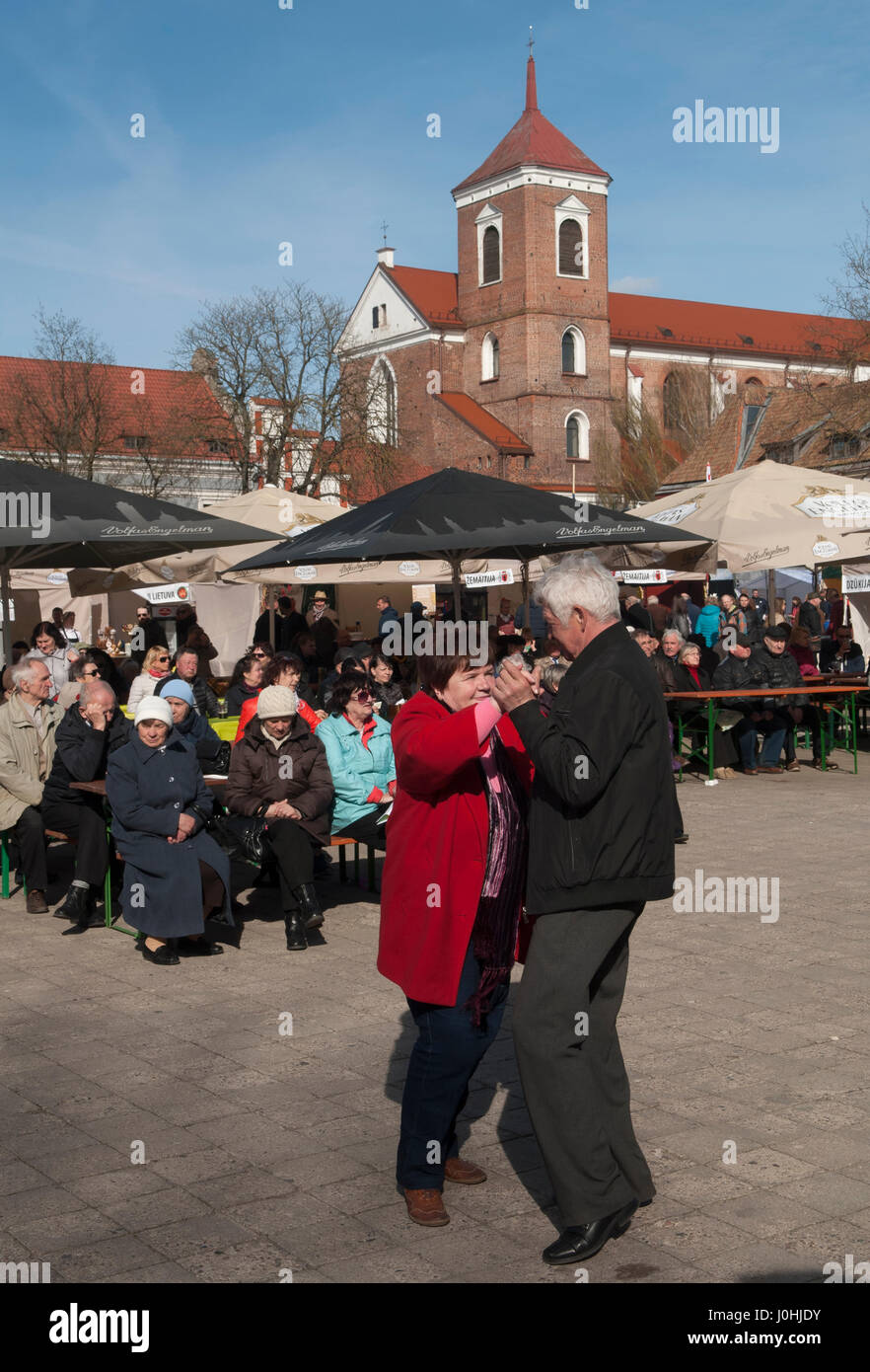Kaunas Lituania anziani ballare durante la primavera Mercato nella piazza del Municipio della Città Vecchia. 2017 2010s, HOMER SYKES Foto Stock