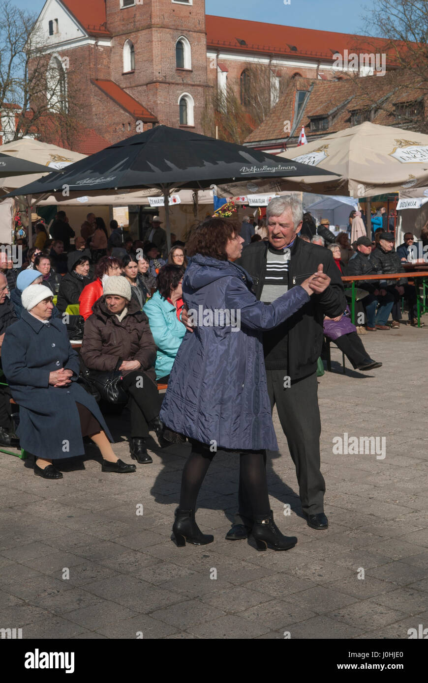 Kaunas Lituania anziani ballare durante la primavera Mercato nella piazza del Municipio della Città Vecchia. 2017 2010s, HOMER SYKES Foto Stock