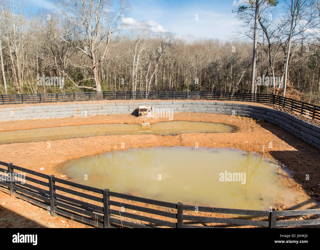 Acqua Torbida in ritenzione stagno sul nuovo sito Home Foto Stock