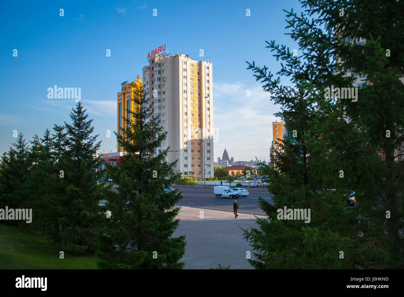 Ad Astana, Repubblica Avenue. L'area di foto Samal road con passaggio di vetture. Sulla strada a piedi di persone, tempo soleggiato Foto Stock