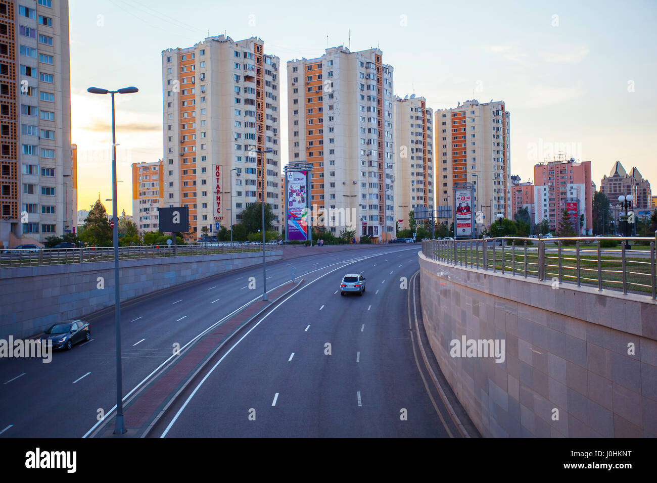 Ad Astana, Repubblica Avenue. L'area di foto Samal road con passaggio di vetture. Sulla strada a piedi di persone, tempo soleggiato Foto Stock