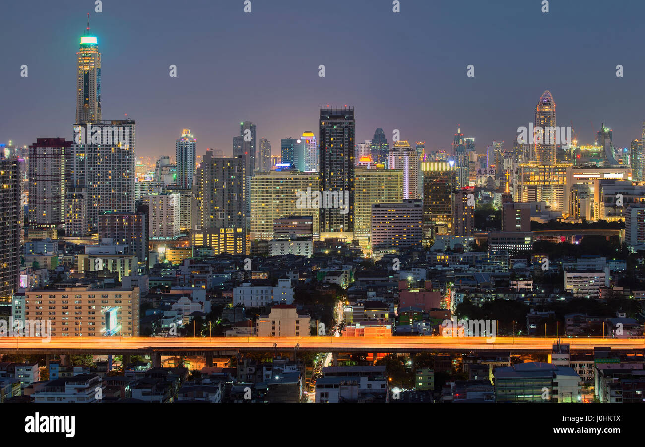 Il quartiere finanziario, grattacieli a Bangkok, in Thailandia Foto Stock