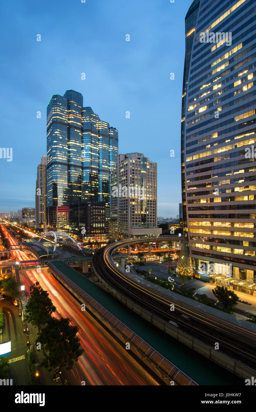 Sathorn intersezione, BTS Chong Nonsi Skytrain, downtown Bangkok, Thailandia Foto Stock