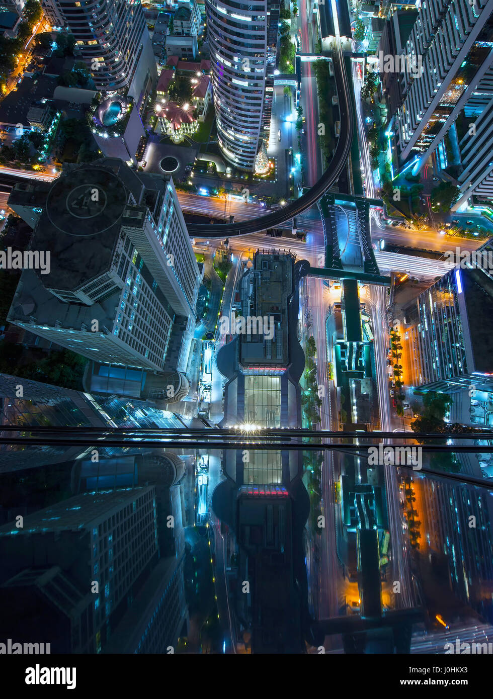 Sathorn intersezione, BTS Chong Nonsi Skytrain, downtown Bangkok, Thailandia Foto Stock