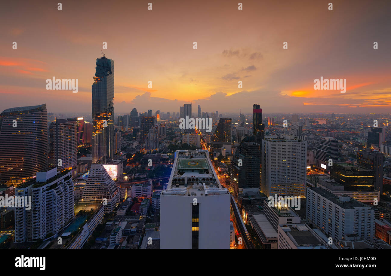 Il quartiere finanziario, grattacieli a Bangkok, in Thailandia Foto Stock