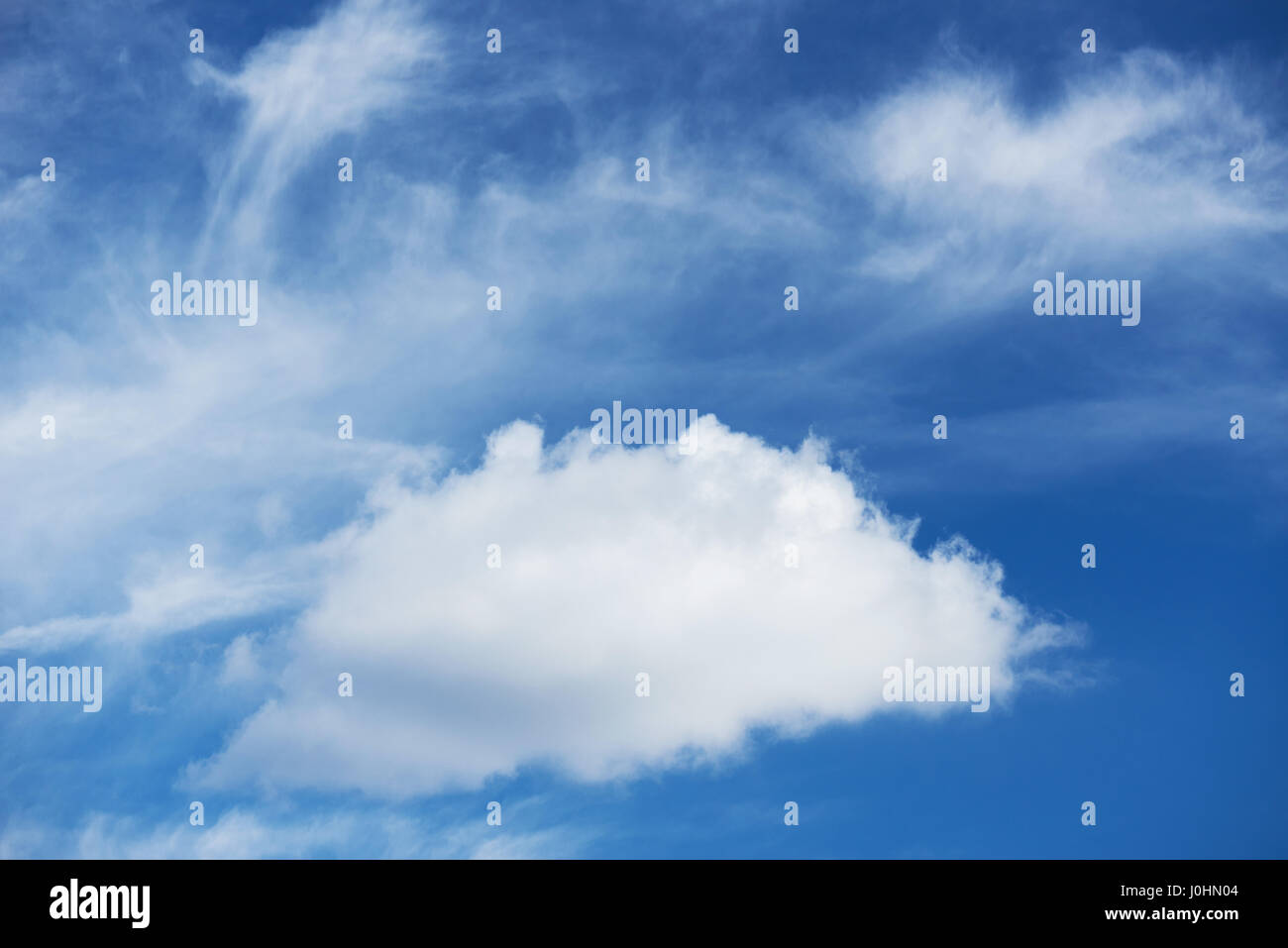 Una nuvola bianca sul blu cielo soffici background Foto Stock