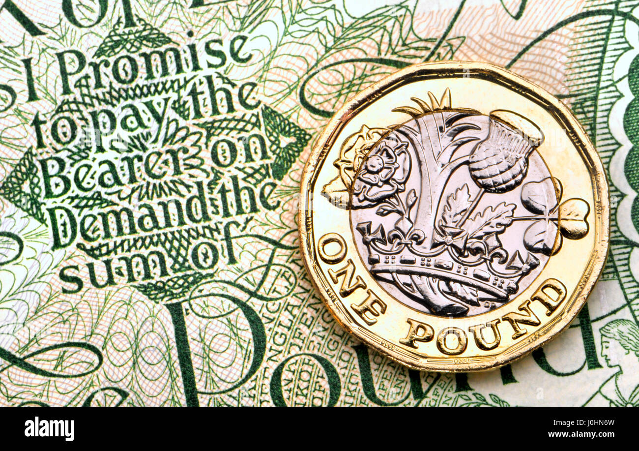British pound coin - dodici facciate bimetallici di 2017 release (datata 2016) su un vecchio pound nota Foto Stock