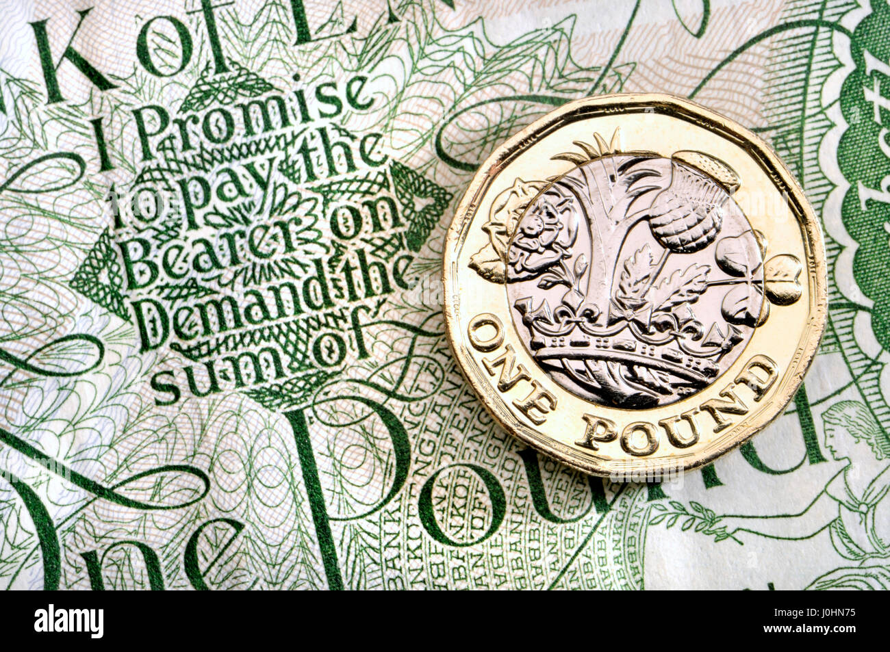 British pound coin - dodici facciate bimetallici di 2017 release (datata 2016) su un vecchio pound nota Foto Stock