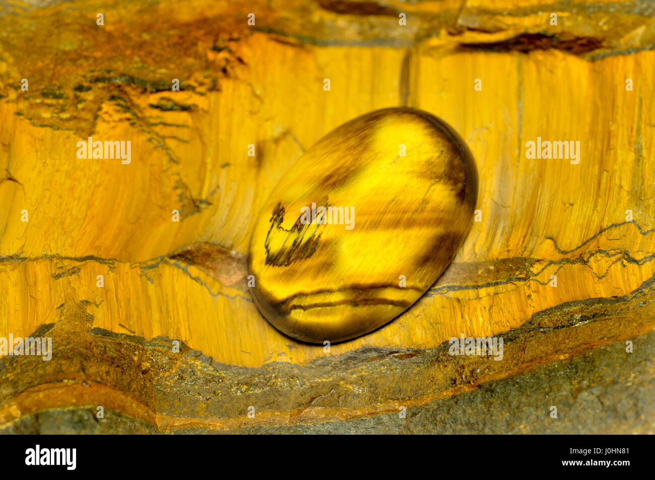 Occhio di Tigre - La forma più comune di Chatoyant o gatto-eye quarzo. Lucidati e ruvide Foto Stock