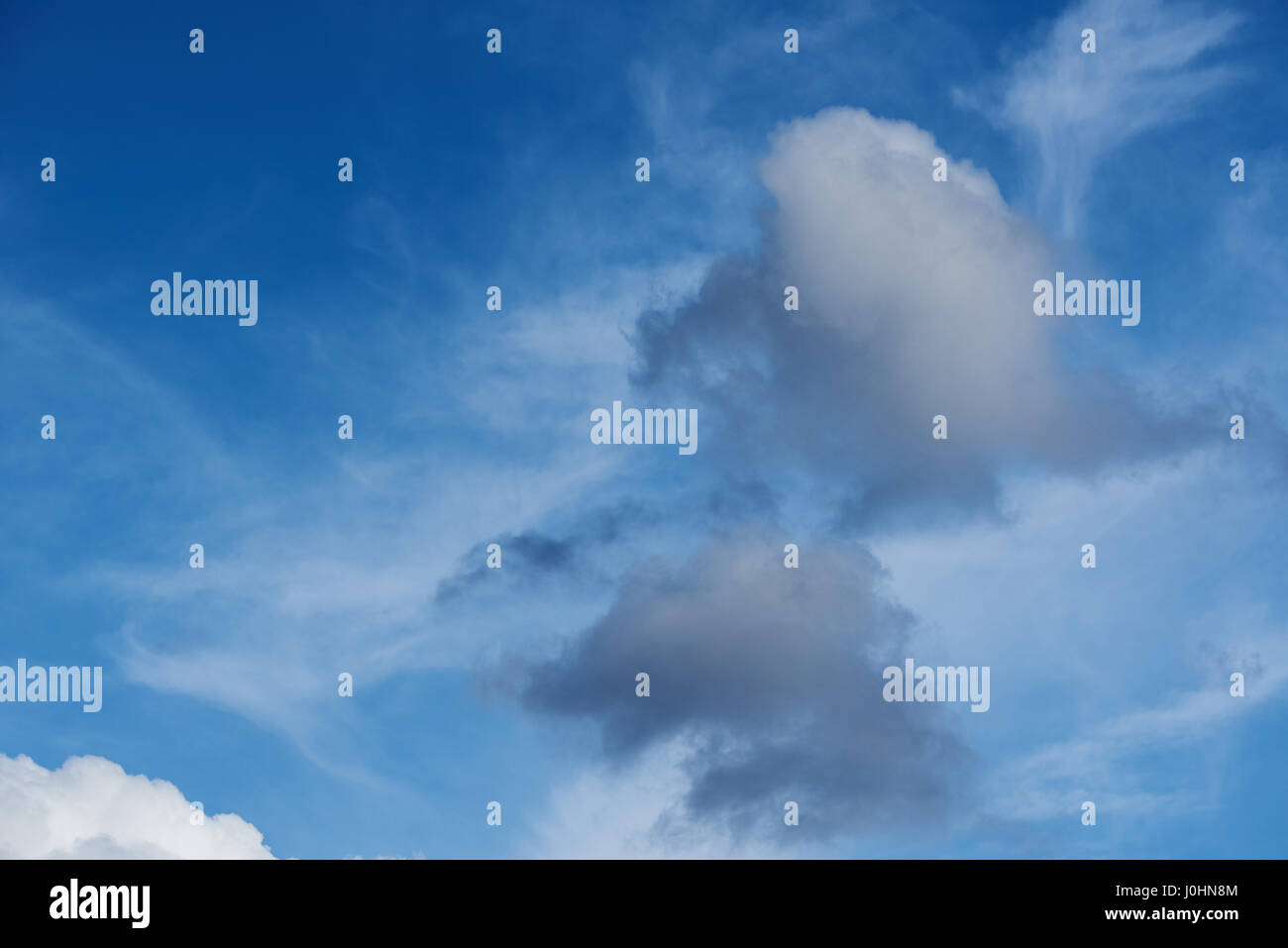 Nuvole grigie sul cielo blu cielo dello sfondo. Libertà nello spazio Foto Stock