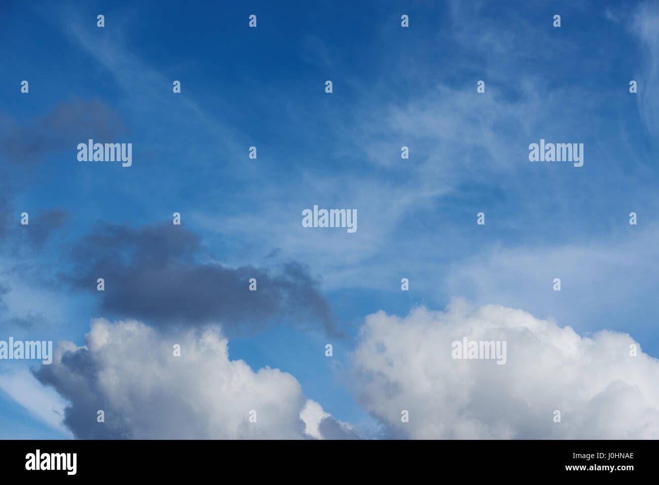 Tempo di giorno moody sky background. Fluffy cloudscape sul giorno blu cielo Foto Stock