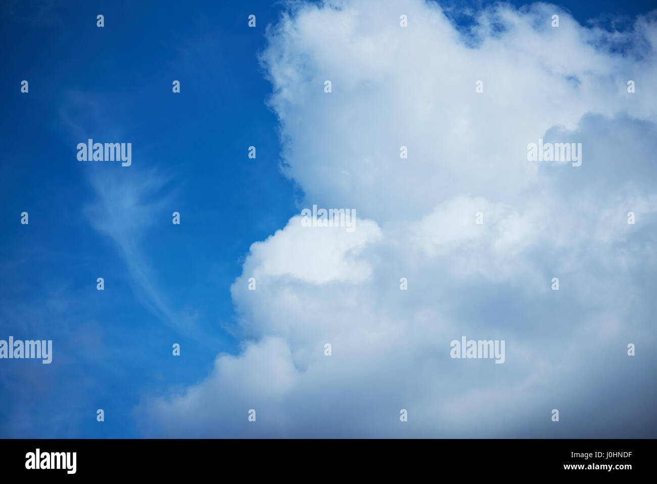 Fluffy big cloud sul cielo blu sullo sfondo. Cloudscape sul giorno blu cielo di tempo Foto Stock