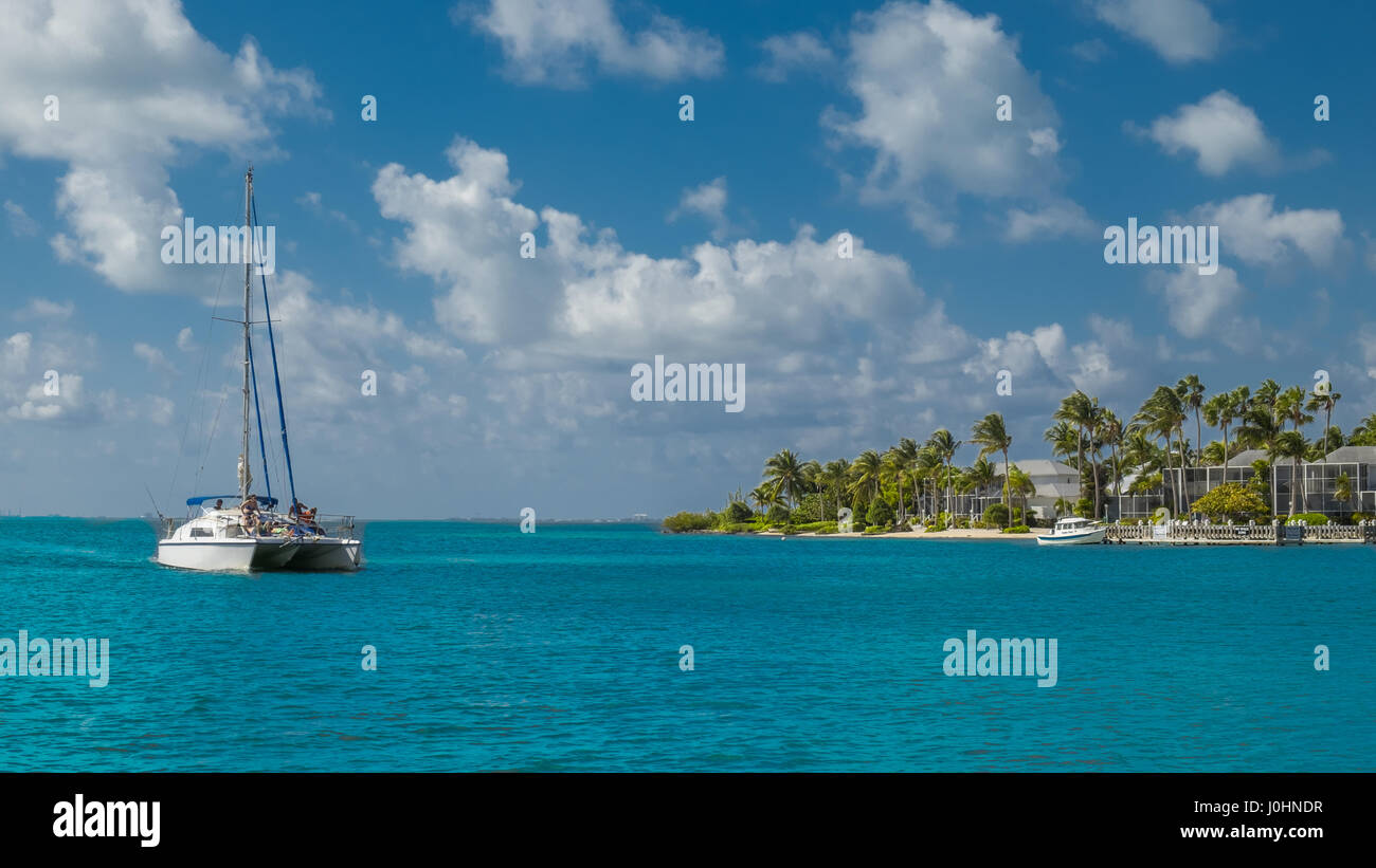 Catamarano sul Mar dei Caraibi passando dal lungomare di Kaibo, Grand Cayman, Isole Cayman Foto Stock