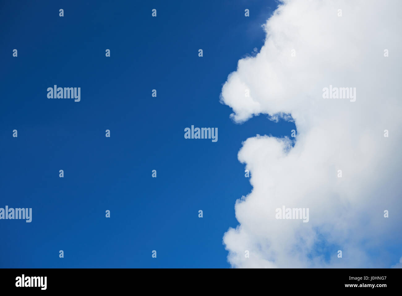 Nuvola Bianca sul profondo blu del cielo pulito sullo sfondo. Close-up di fluffy cloud Foto Stock