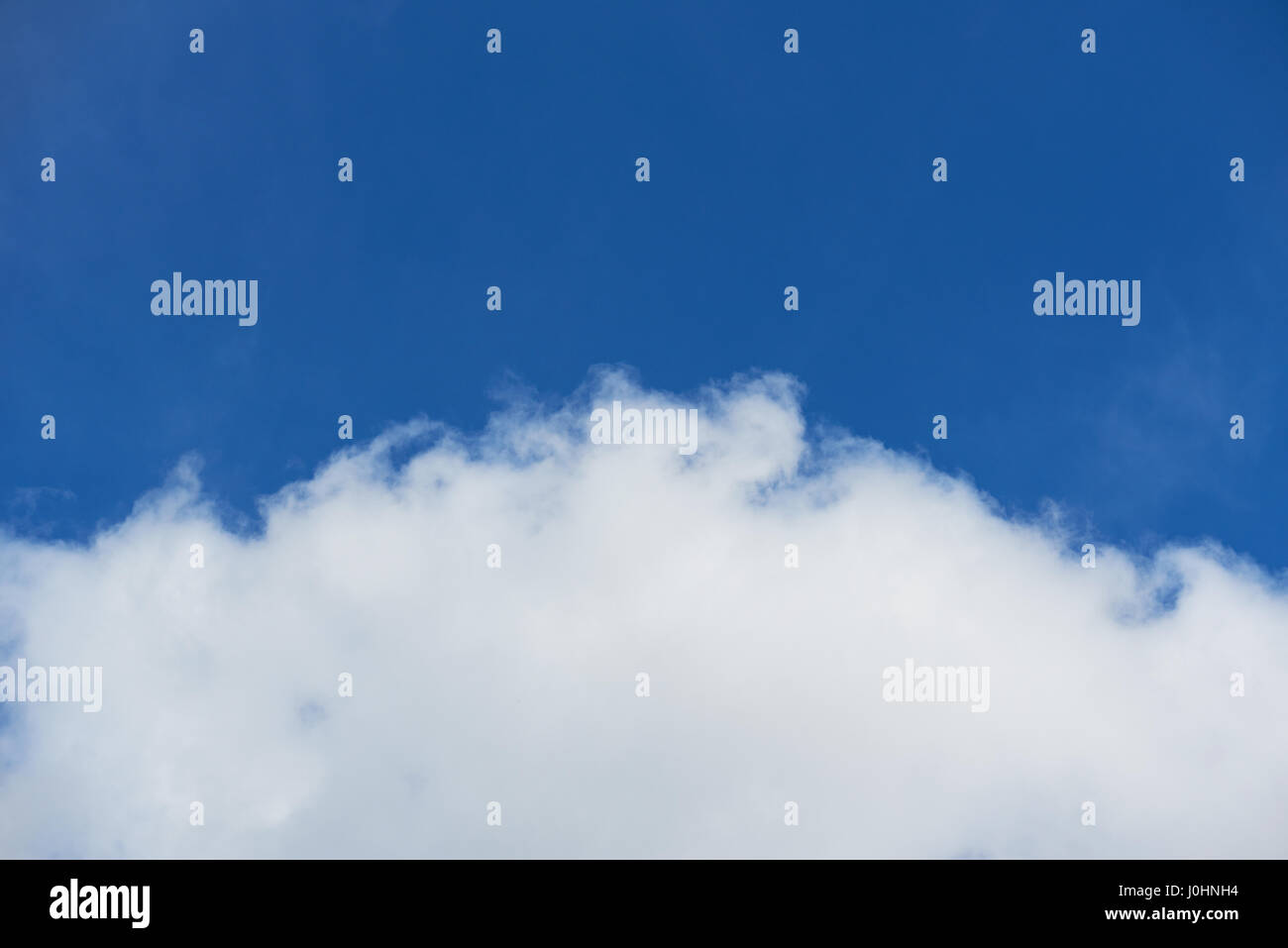 Close-up di nuvola bianca sul cielo blu sullo sfondo Foto Stock
