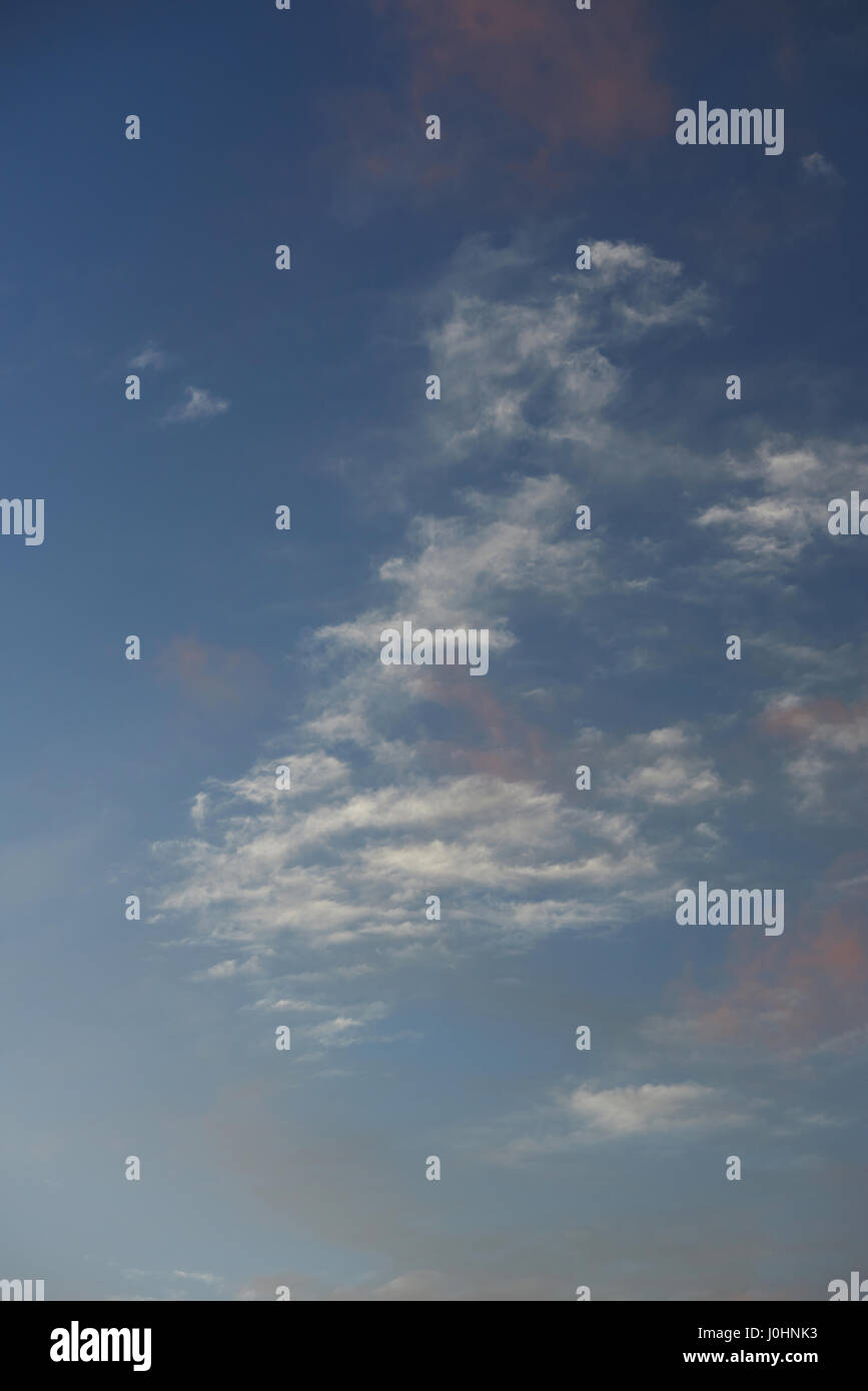 Nuvole del cielo nel crepuscolo del tempo. Soffici nuvole del tramonto sullo sfondo Foto Stock
