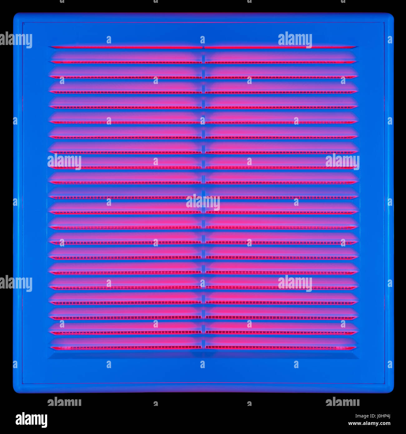 Blu griglia di ventilazione con retroilluminazione rossa su uno sfondo nero Foto Stock