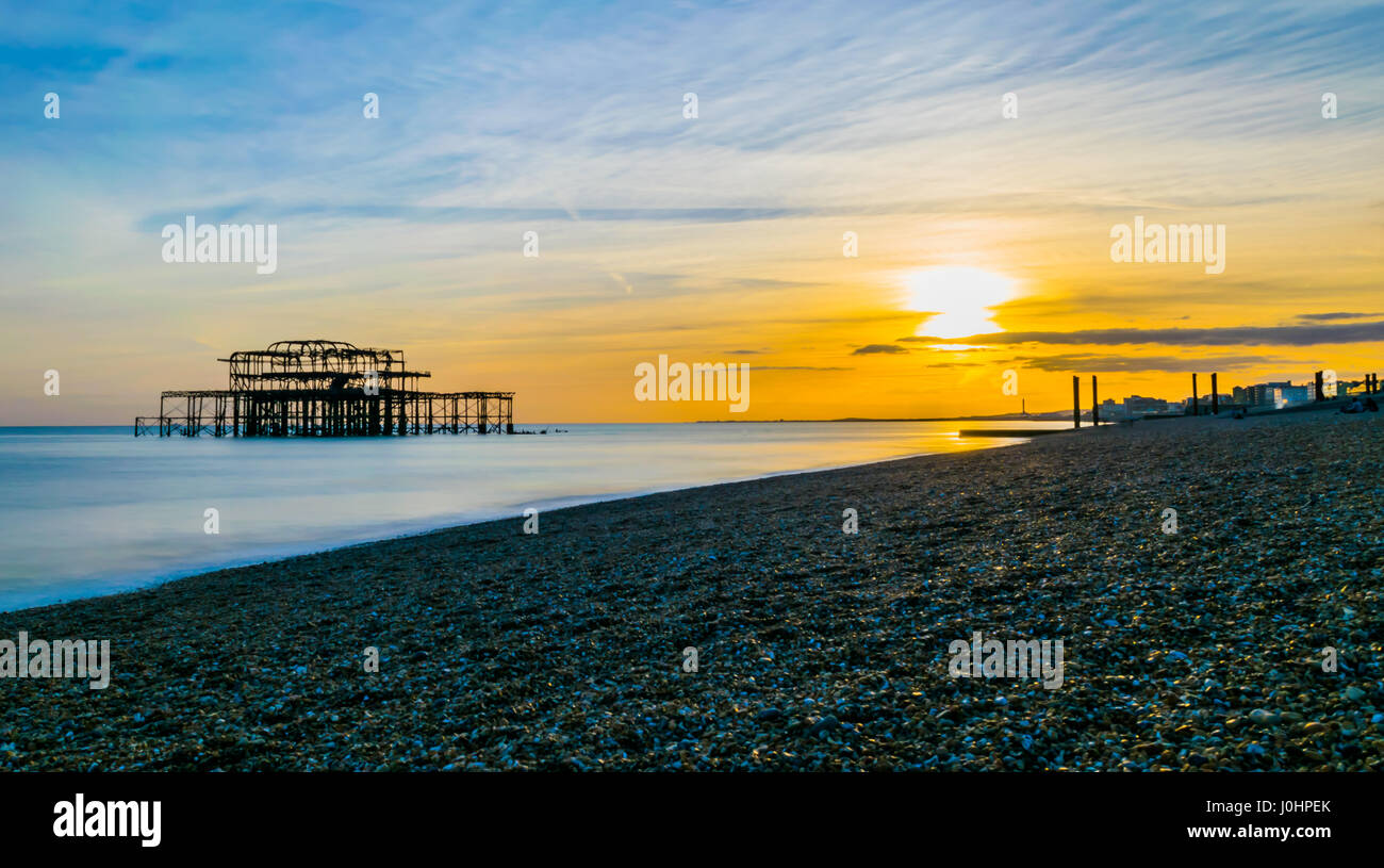 La spiaggia di Brighton al tramonto Foto Stock
