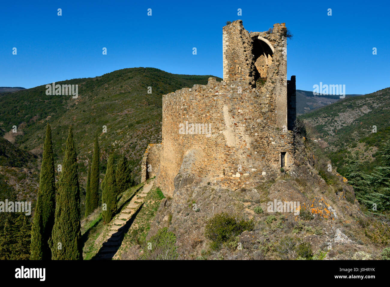 Le rovine di uno dei quattro castelli medievali a Lastours, in Occitanie, Francia. Foto Stock