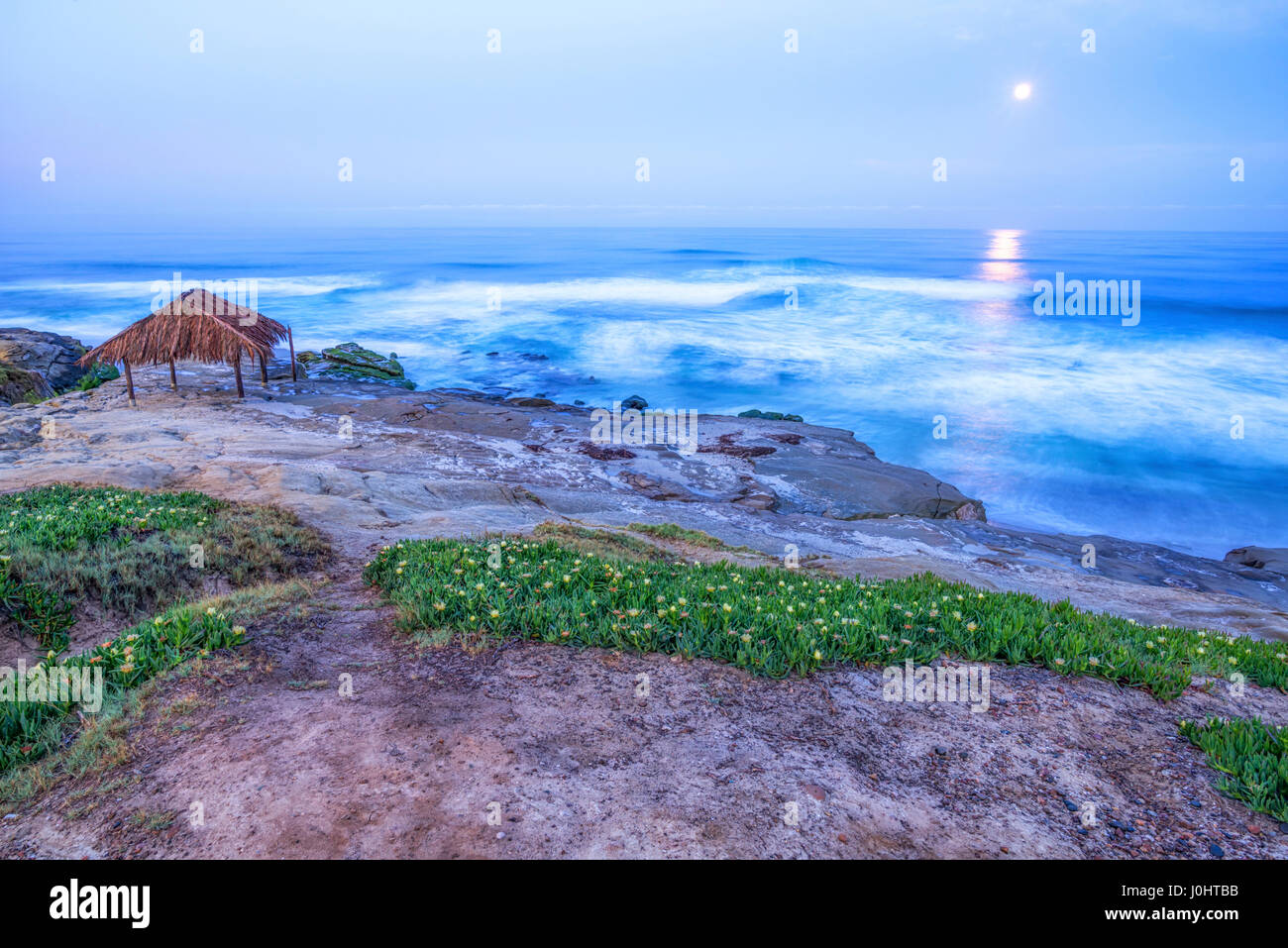 Vista dell'Oceano Pacifico e la fascia costiera nelle prime ore del mattino. Windansea Beach, La Jolla, California, Stati Uniti d'America. Foto Stock