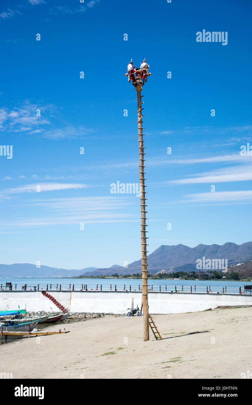 Danza de los Voladores (Danza dei volantini), o palo Volador (polo battenti), Chapala, Jalisco, Messico. Foto Stock