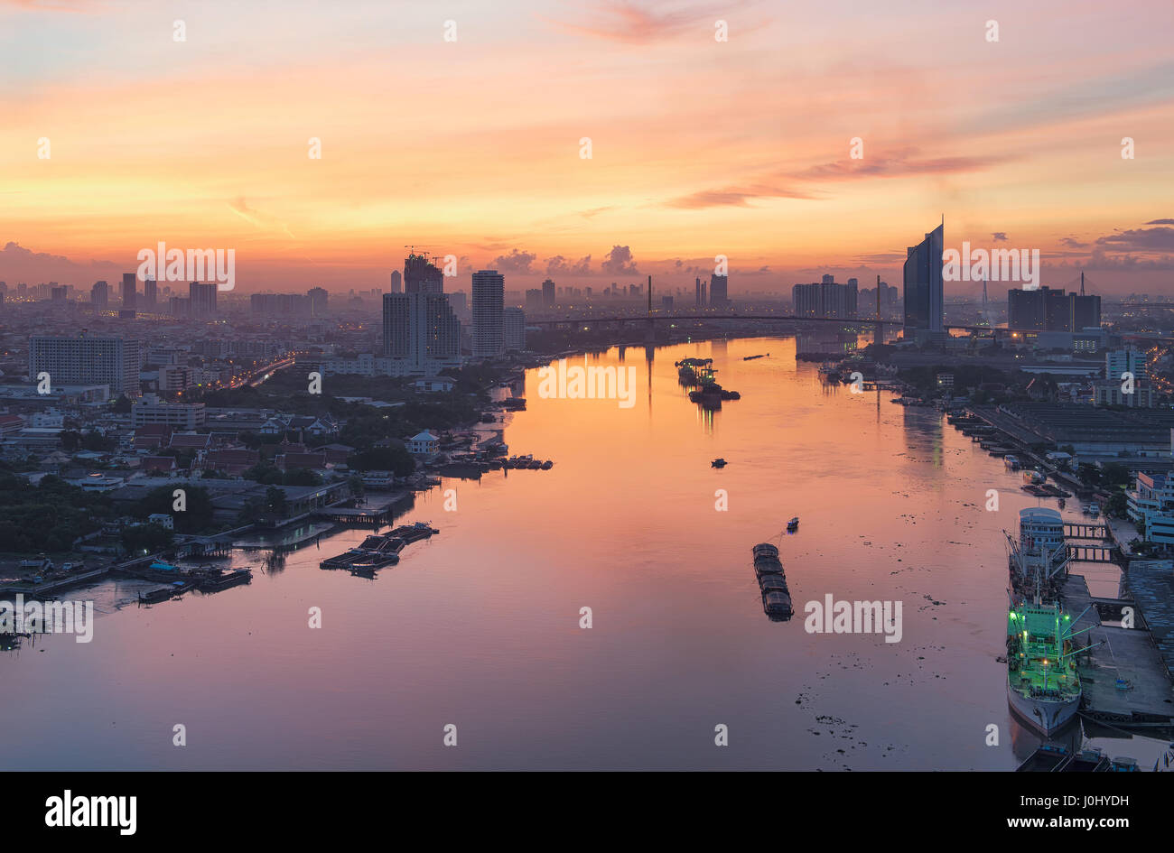 Il fiume Chao Phraya a Sunrise, Bangkok, Thailandia Foto Stock