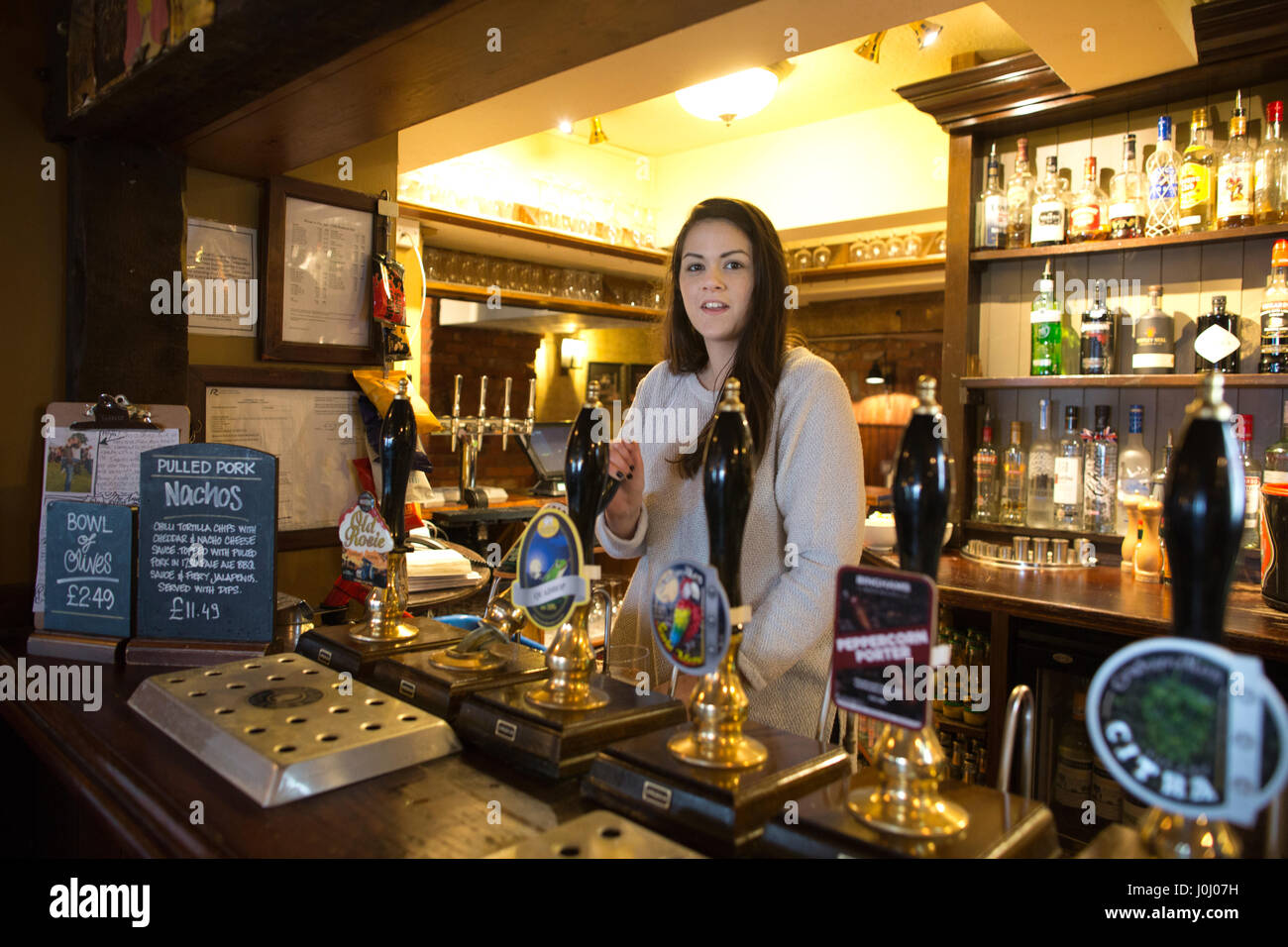 Barista presso il pub Roebuck, Richmond Upon Thames, Greater London. Foto Stock