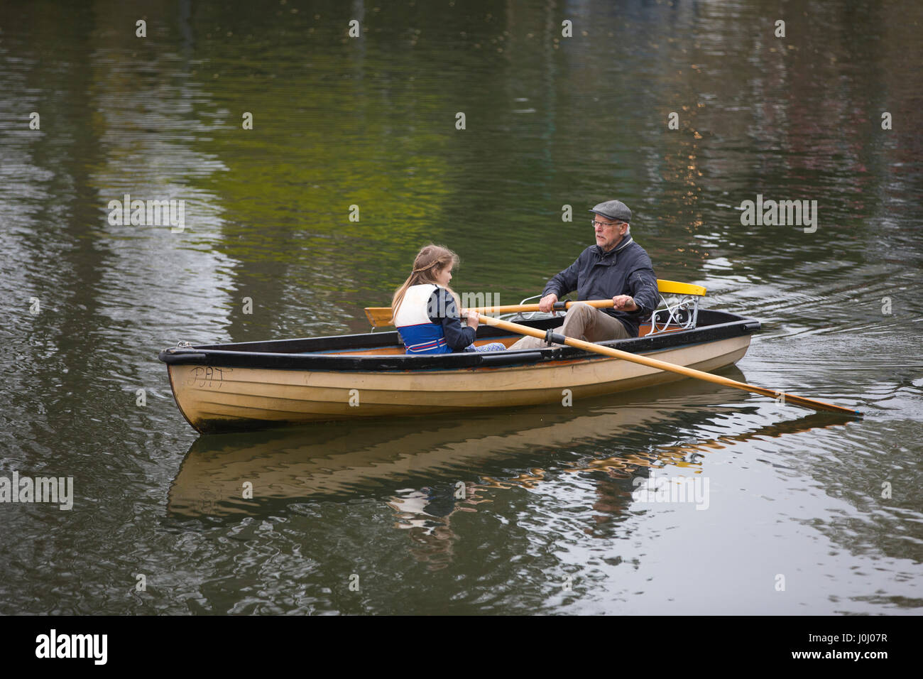 Il Thames Path, Teddington Weir e bloccare a Richmond lungo il lato sud del fiume Tamigi, Royal Borough di Kingston upon Thames, Greater London. Foto Stock