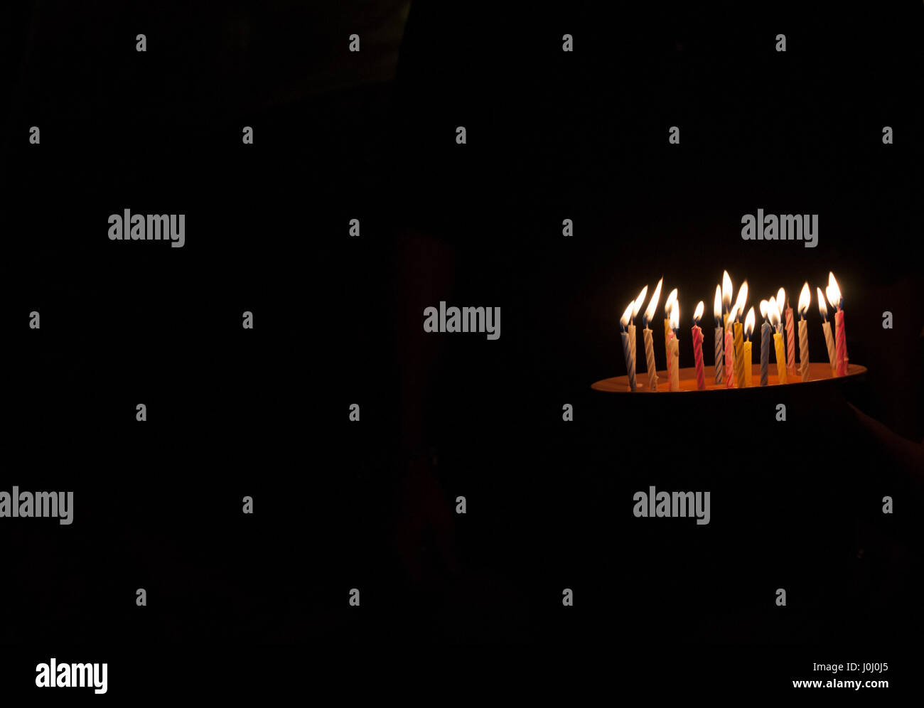 Buon Compleanno o Hanukkah candele su uno sfondo nero Foto Stock